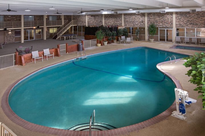 Marshall MN Hotels with Pools