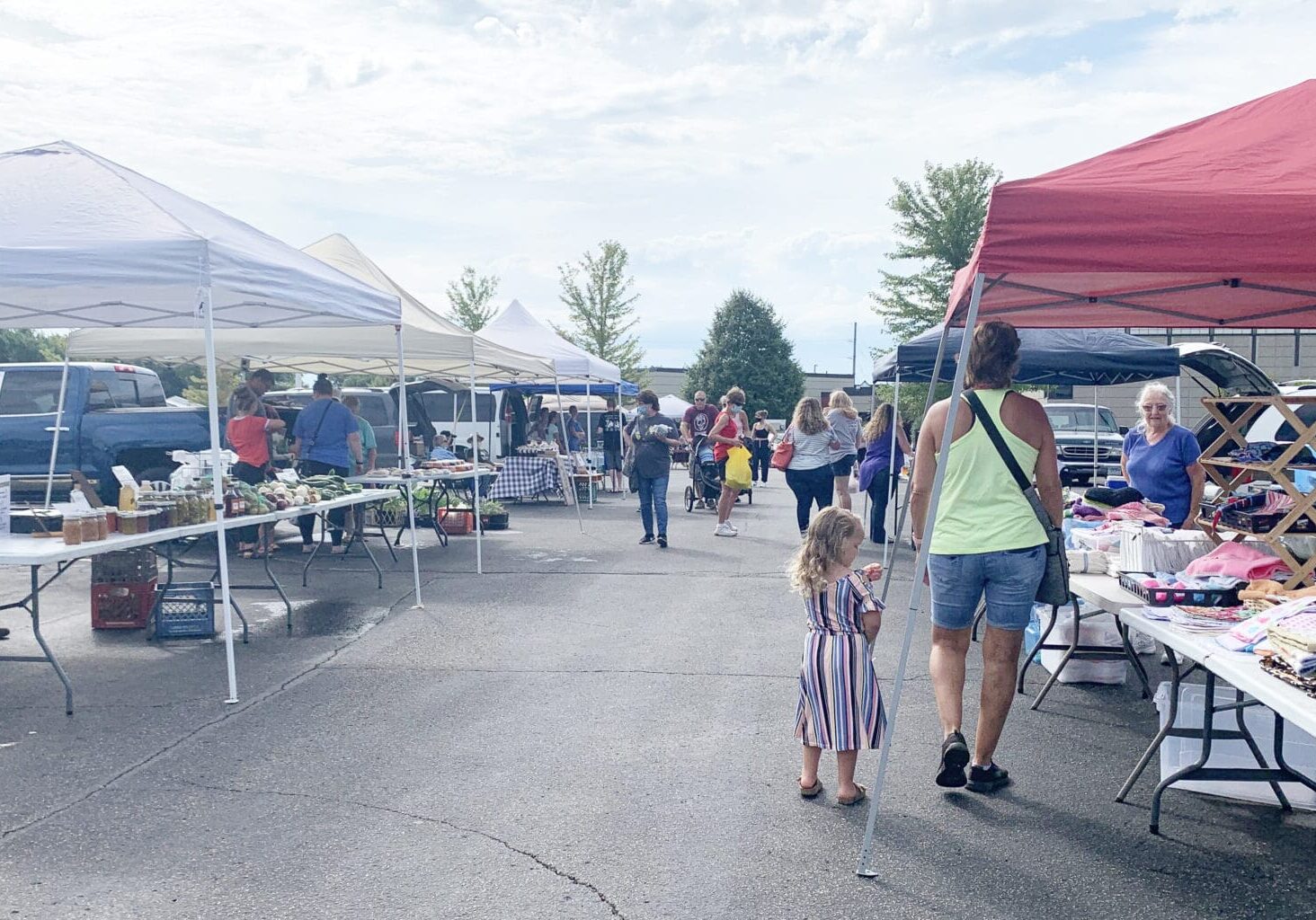 busy Farmers Market in Marshall MN